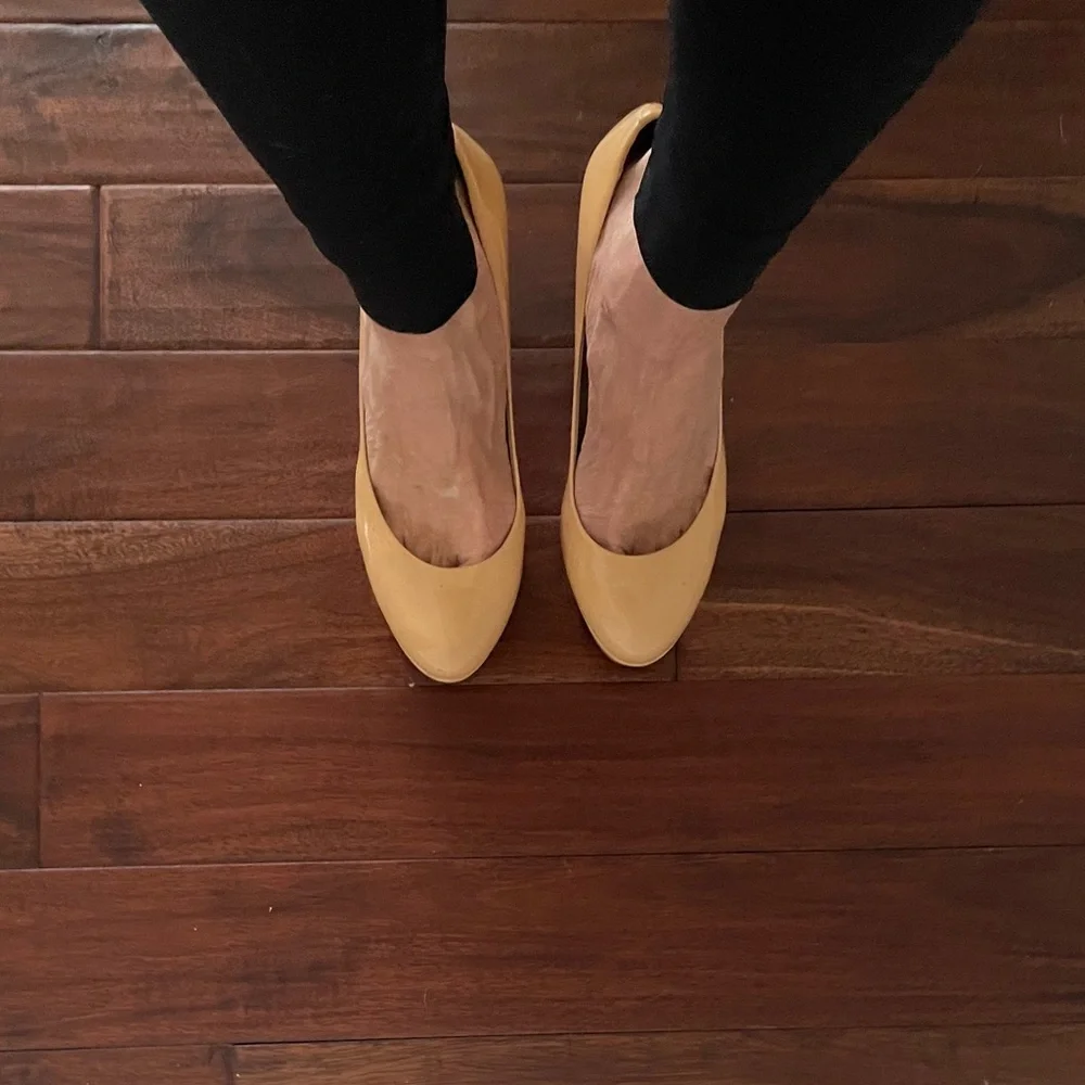 Vince Camuto Patent Leather Nude Pumps - 7.5 - Picture 6 of 6